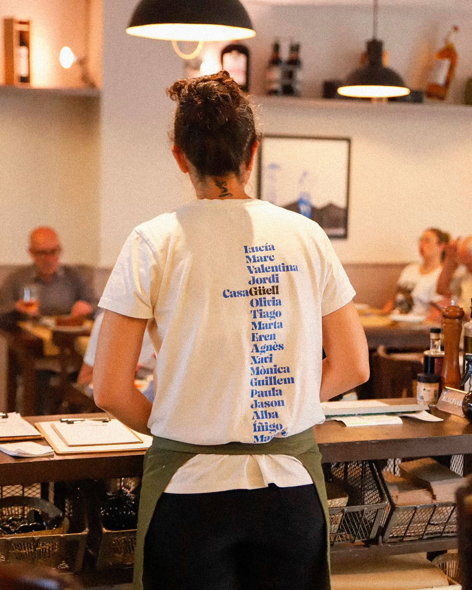 Diseño de las camisetas del servicio del restaurante Casa Güell del chef Jordi Lloberol en Poblenou, Barcelona.