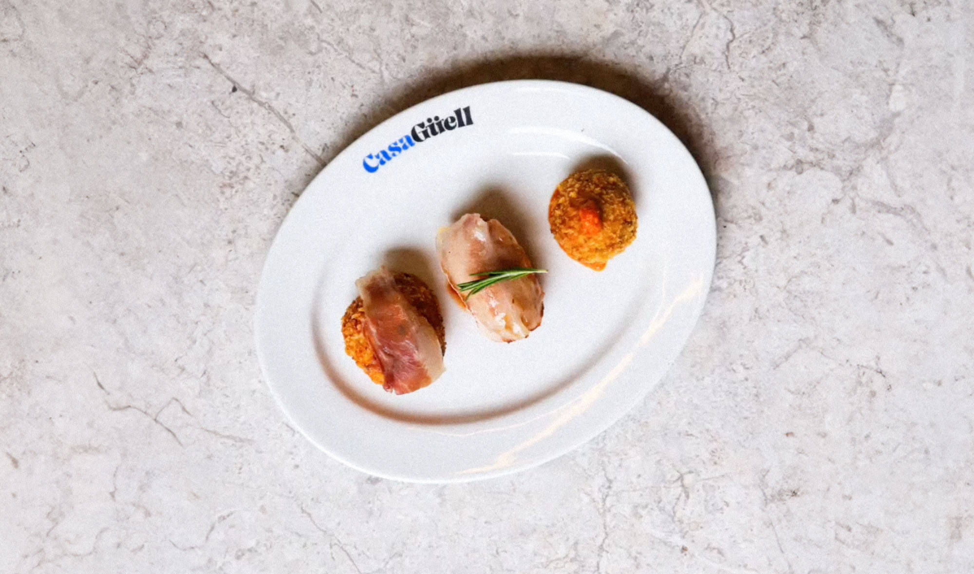 Diseño del plato del restaurante Casa Güell del chef Jordi Lloberol en Poblenou, Barcelona.