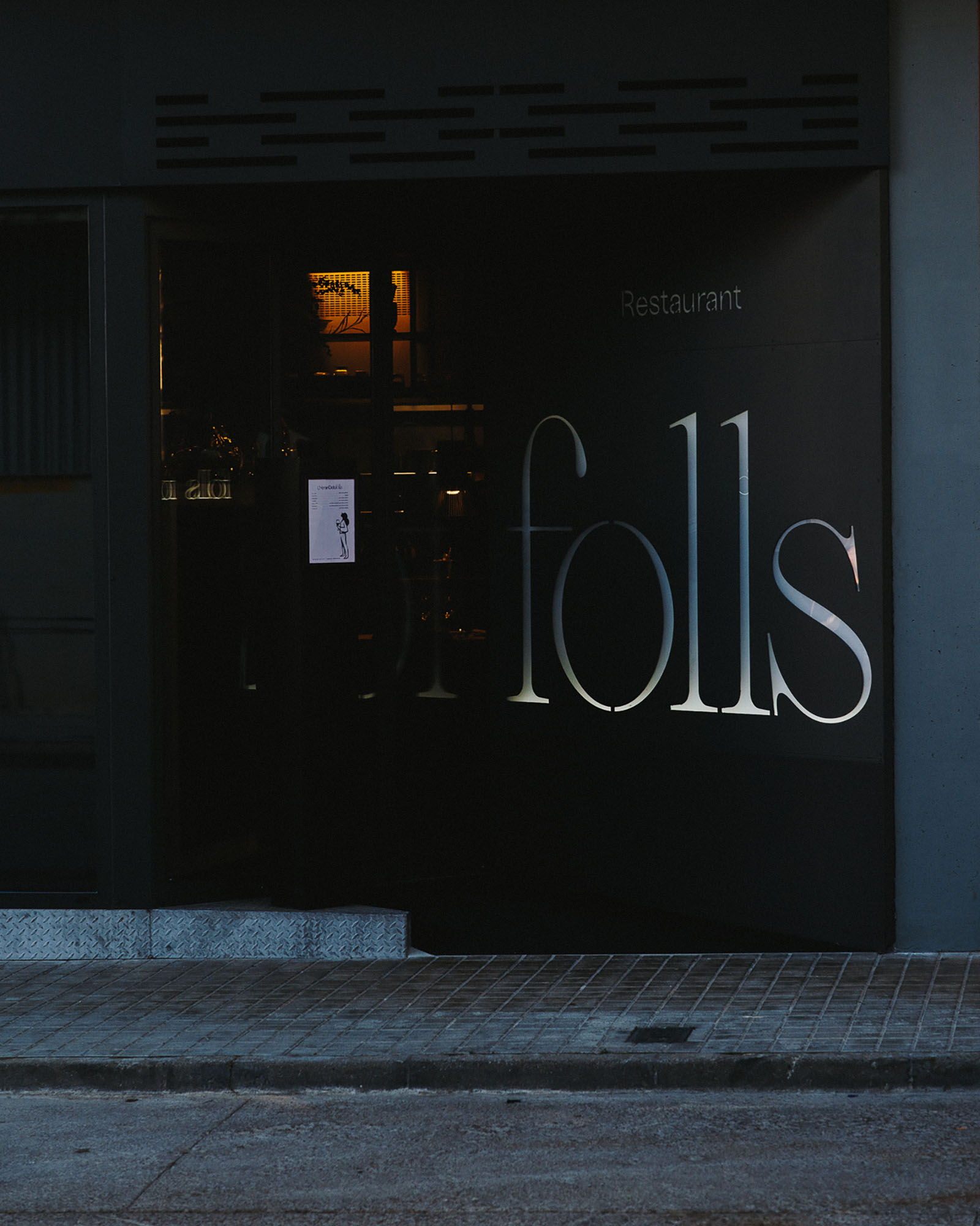 Diseño de la entrada del restaurante Folls en Calaf, Anoia; diseñado por Carlos Galán Rubio.