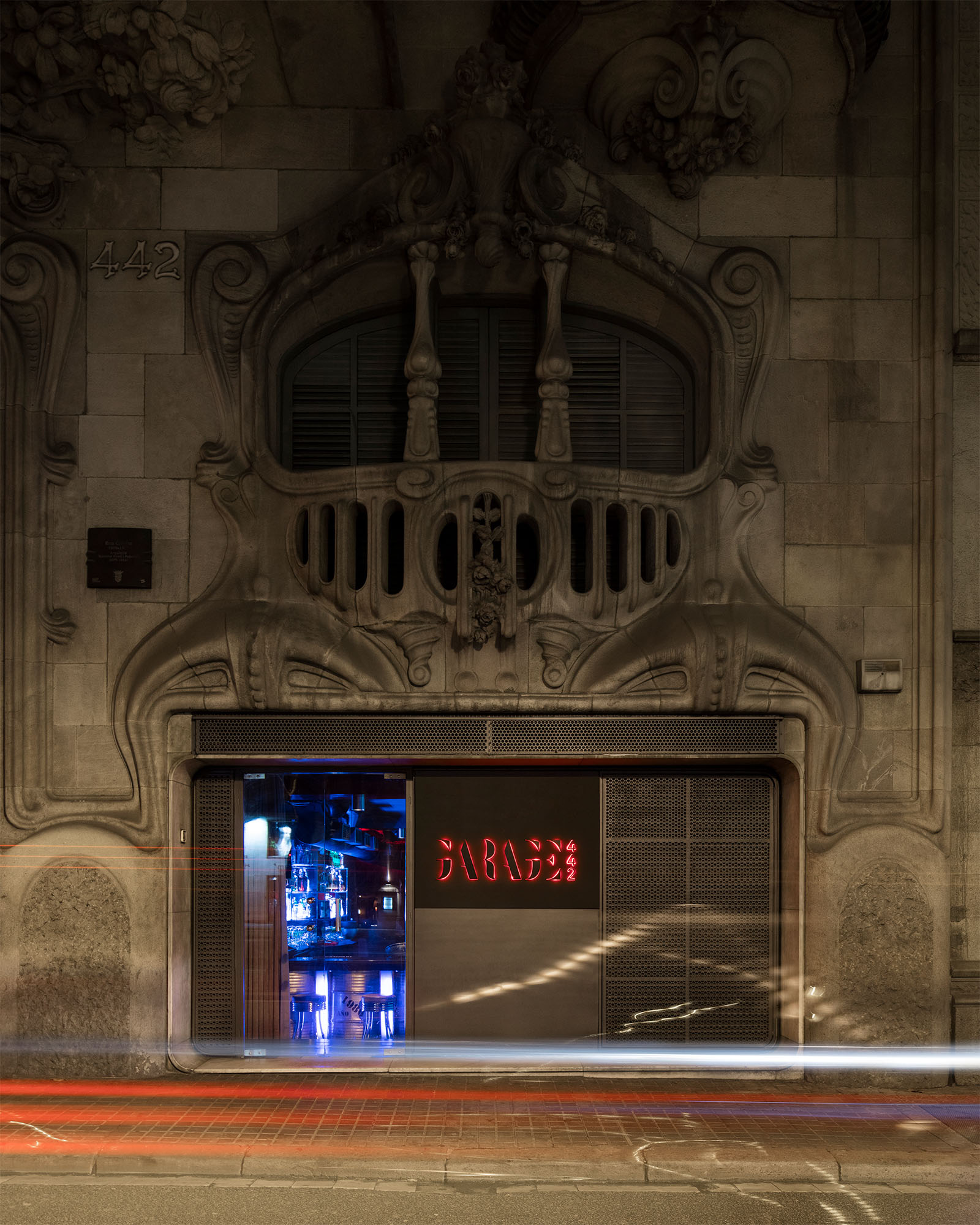 Fachada del bar de música electrónica en Barcelona, Garage, diseñado por Carlos Galán Rubio.