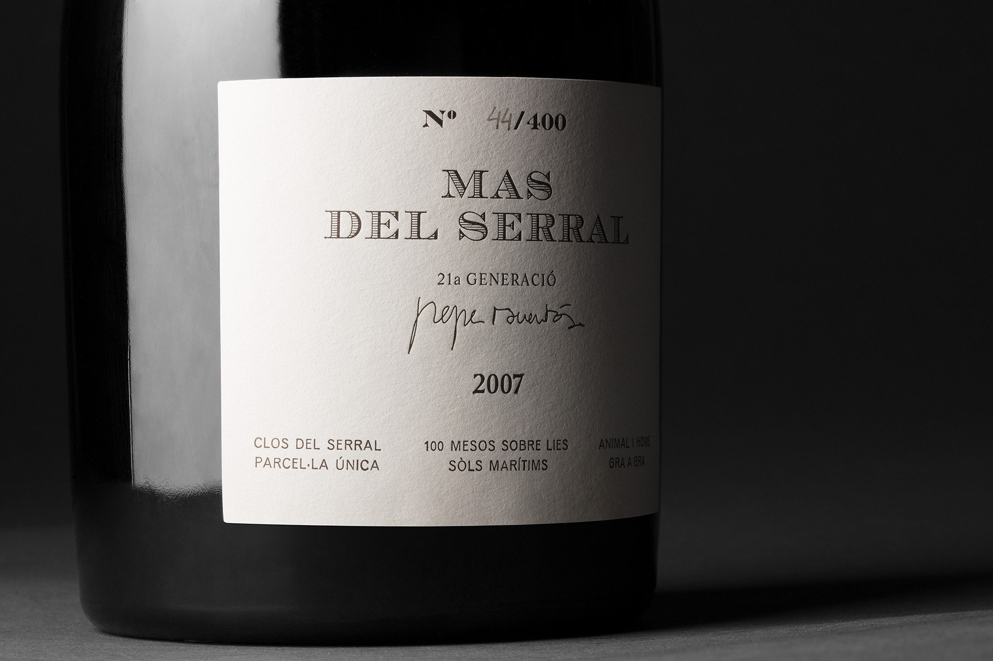 Diseño de la etiqueta Mas del Serral del elaborador de vinos en Penedès, Pepe Raventós