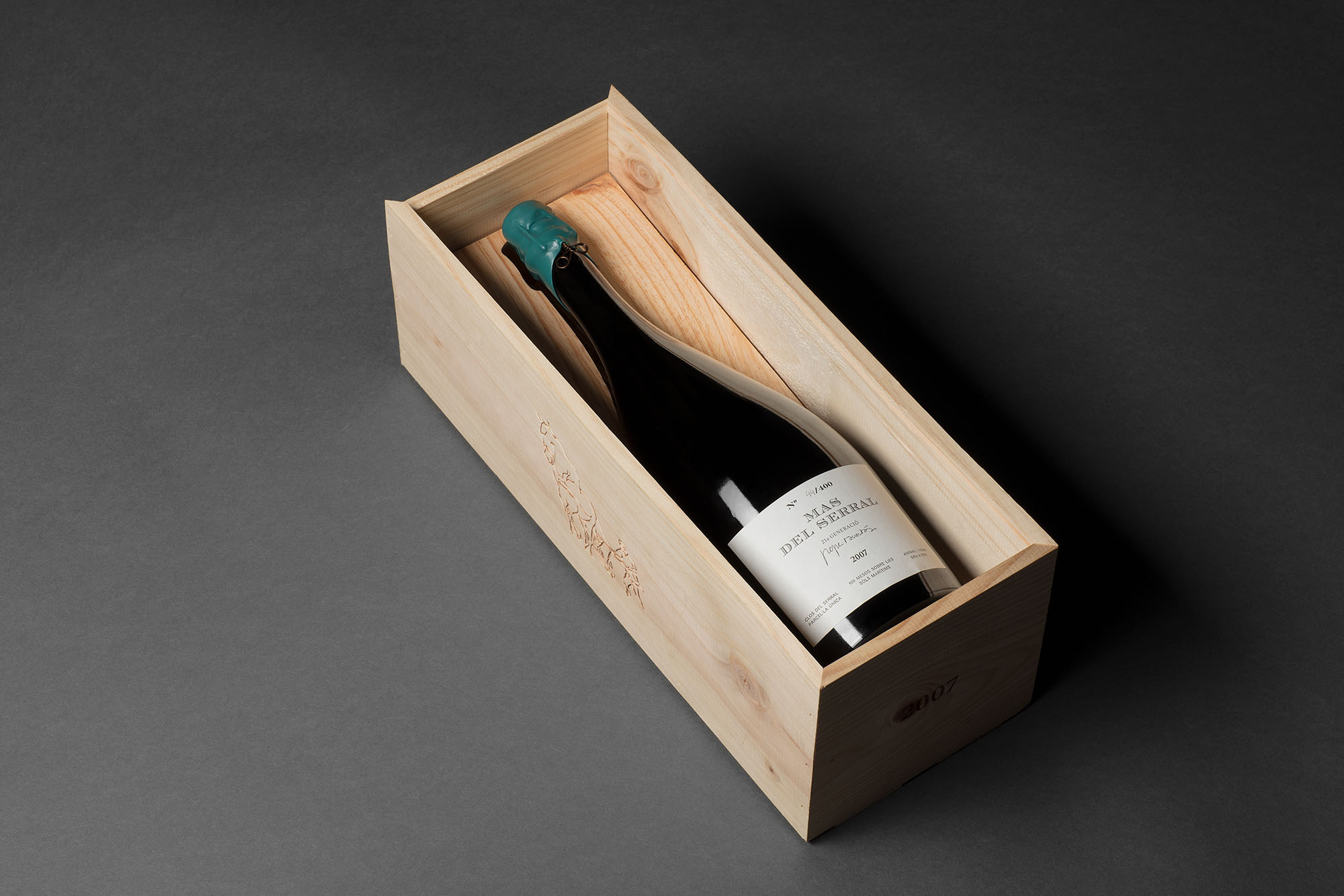 Diseño del estuche de Mas del Serral del elaborador de vinos en Penedès, Pepe Raventós