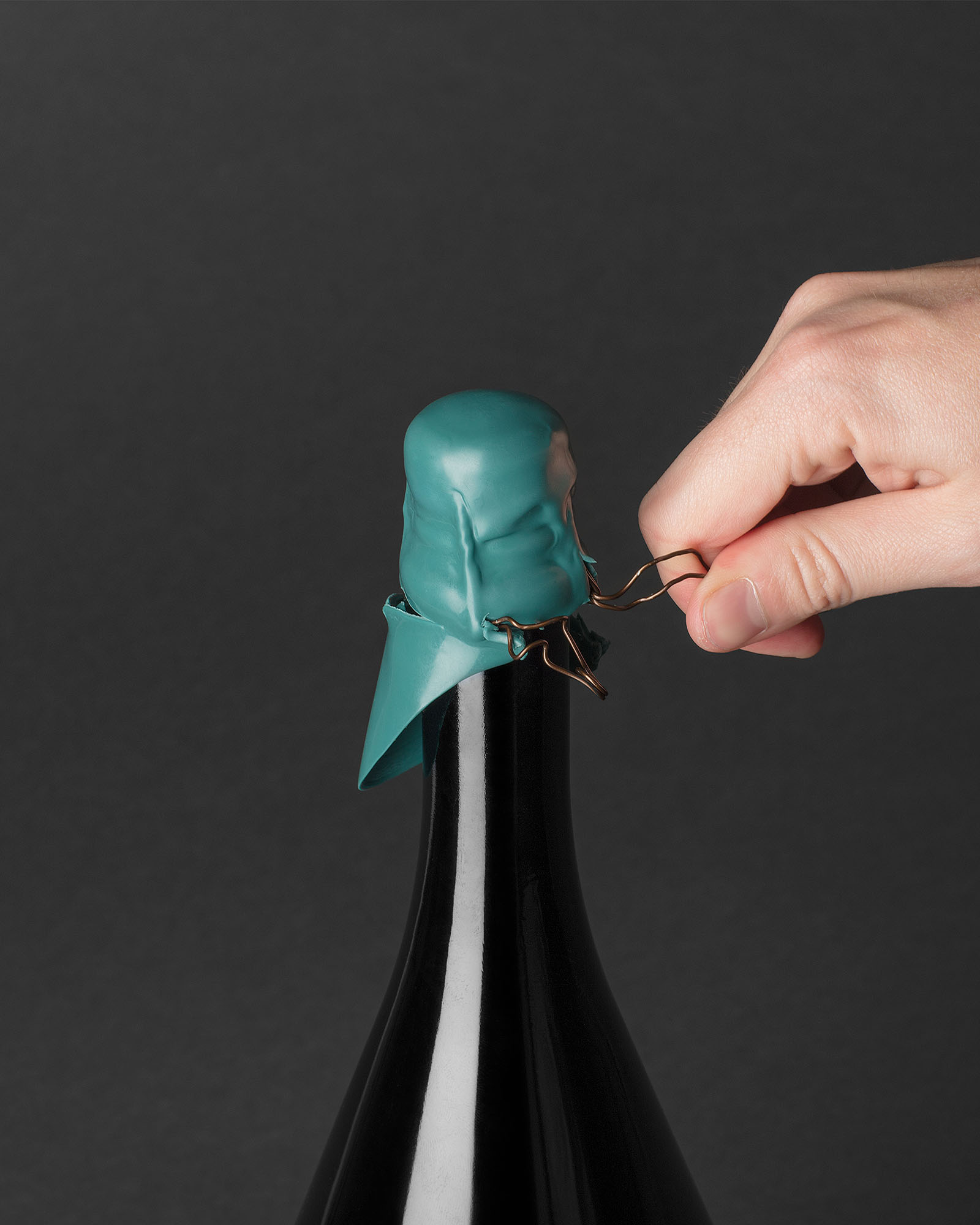 Detalle del lacre en la botella de Mas del Serral del elaborador de vinos en Penedès, Pepe Raventós