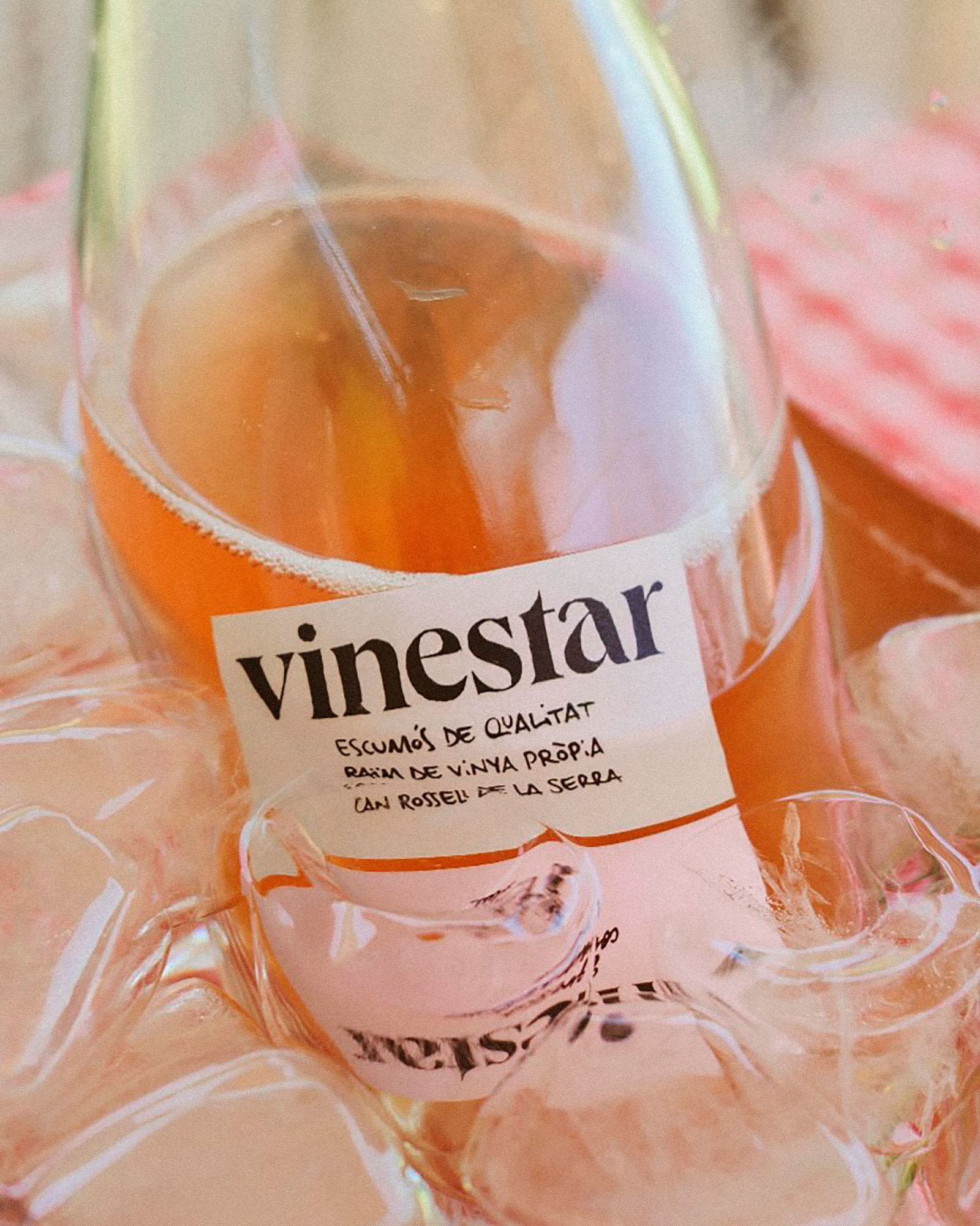 Diseño de la etiqueta de vino rosado Ancestral de Garnacha y Macabeu del elaborador en Penedès, Vinestar; por Carlos Galán Rubio