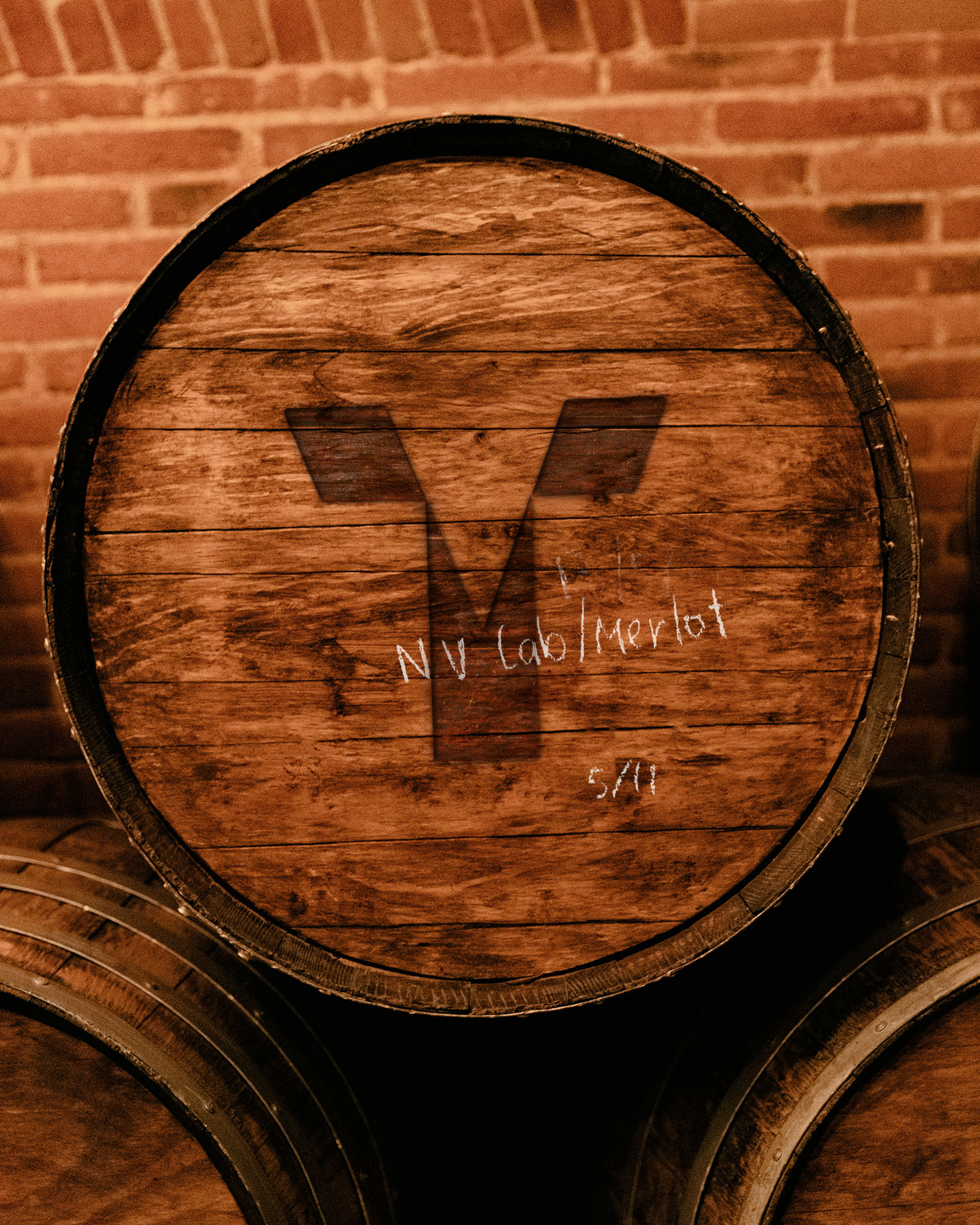 Aplicación en una barrica del diseño del logotipo del colectivo de vinos Vins de la Terra, diseñado por Carlos Galán Rubio.